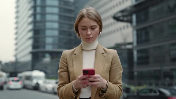 Biznes kobieta za pomocą smartfona poza budynkiem biurowym — Wideo stockowe