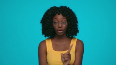 Sert kadın işaret parmağıyla hayır işareti yapıyor.