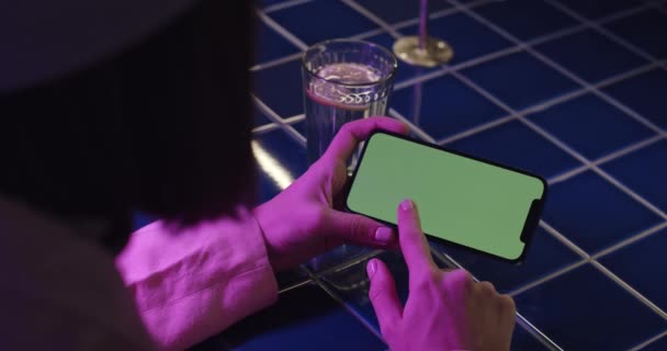 Γυναίκα χαλαρώνοντας στο καφέ και χρησιμοποιώντας το κινητό με πράσινη οθόνη — Αρχείο Βίντεο