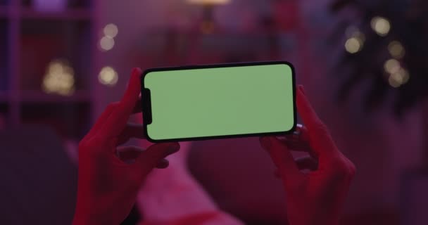 Close-up van mobiel met chroma toetsenbord in vrouwelijke handen — Stockvideo