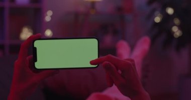 Yeşil ekranda hareket eden bir kadın