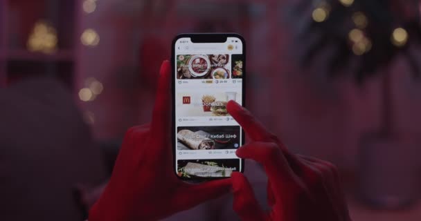 Lviv, Oekraïne - 05 februari 2021: De man die McDonalds kiest in de Glovo app — Stockvideo