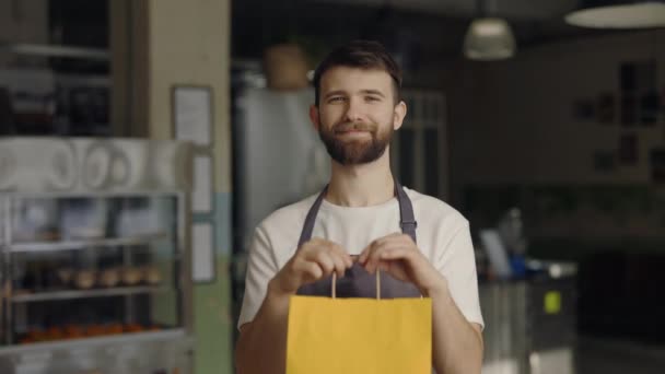 Caucásico café trabajador celebración paquete con comida para llevar orden — Vídeos de Stock