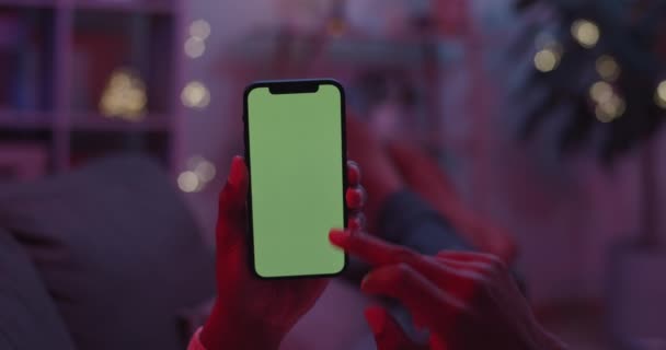 Primer plano del desplazamiento del hombre en la pantalla verde en el teléfono inteligente — Vídeo de stock