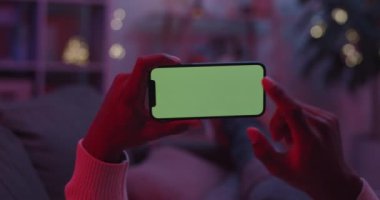 Yeşil ekranda işaret parmağıyla dokunan adam