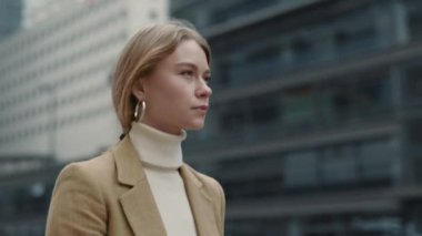 Resmi olarak çekici bir kadın şehir merkezinde yürüyor.