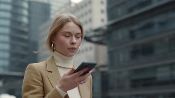 スマートフォンで音声メッセージを録音するビジネスウーマン — ストック動画