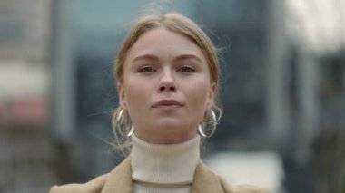 Şehir caddesinde duran, resmi giyinmiş pozitif kadın.