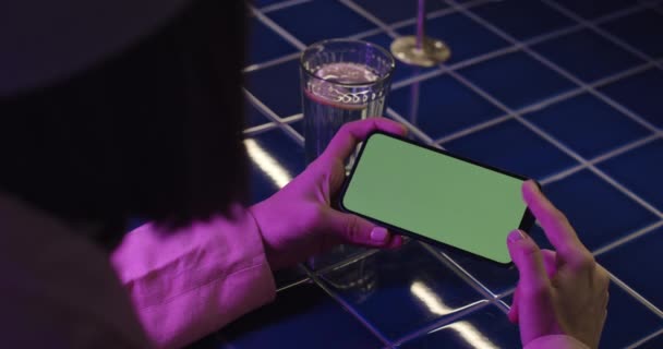 Vrouw scrollend met vinger op chroma zeer belangrijk mobiel scherm — Stockvideo