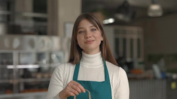 Camarera posando en la cafetería con orden de comida para llevar en las manos — Vídeos de Stock