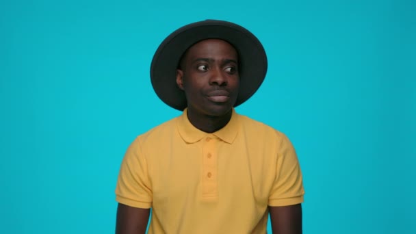 Porträtt av afrikansk man rullande ögon och stönande på studio — Stockvideo