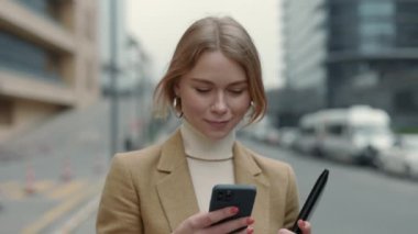 Akıllı telefondan internette sörf yapan hoş bir kadın.