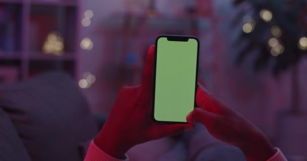 Desplazamiento del hombre con el dedo en la pantalla de croma clave del teléfono inteligente — Vídeo de stock