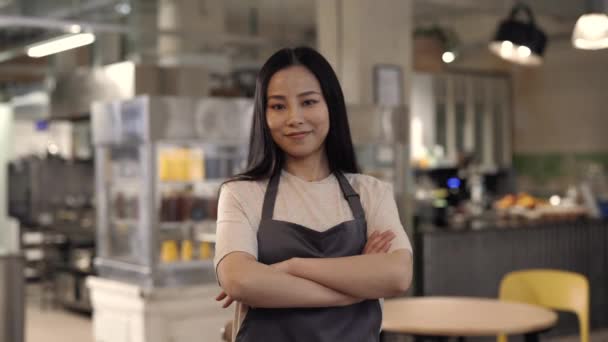 Empleadora de pie con brazos cruzados en su propio café — Vídeos de Stock