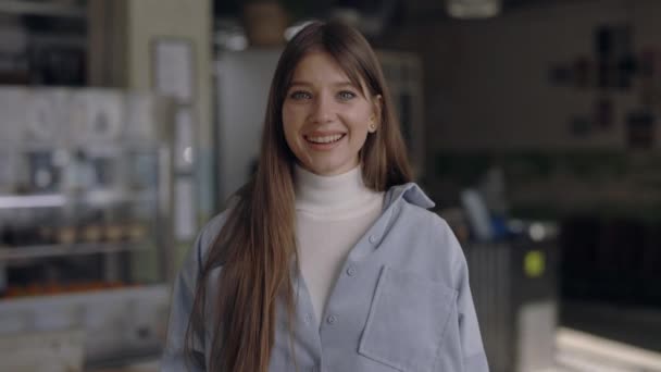 Sorrindo proprietário do café com olhos azuis posando no trabalho — Vídeo de Stock