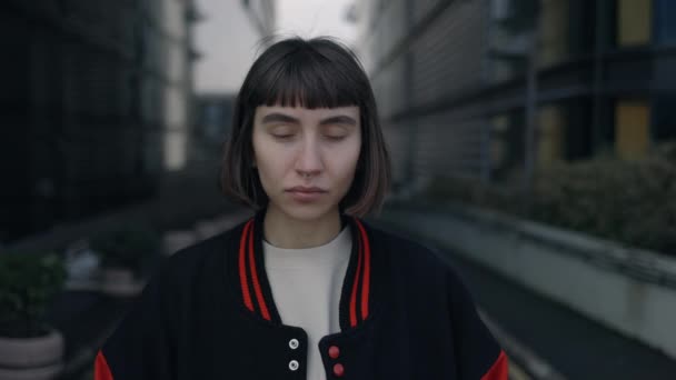 Retrato de mulher com piercing no nariz posando ao ar livre — Vídeo de Stock