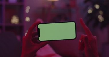 Mobil krom ekranda gezinen genç kadın