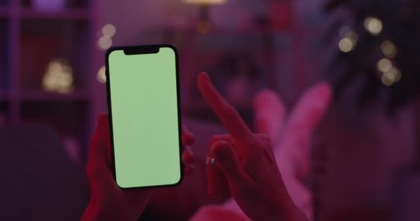 Vrouw doet scrollen gebaar op groen scherm van mobiele — Stockvideo