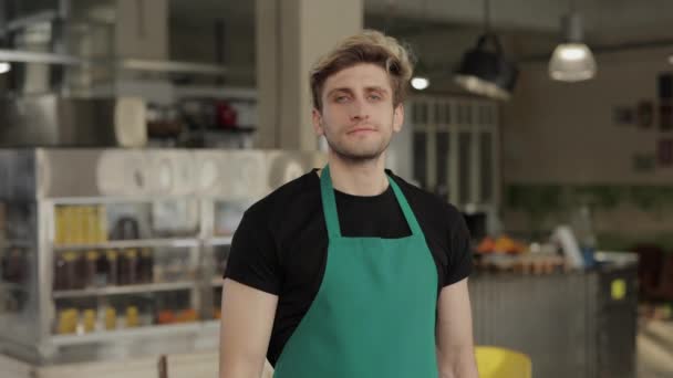Man in schort hand in hand gekruist tijdens het poseren in cafe — Stockvideo