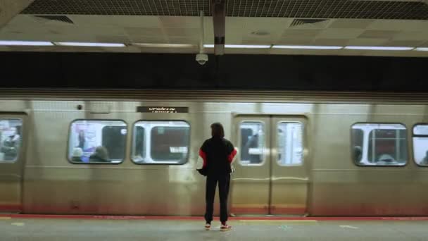 地下鉄の列車を待っている若い女性のバックビュー — ストック動画