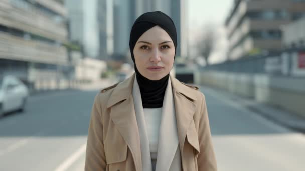 Porträtt av affärskvinna i hijab poserar utomhus — Stockvideo