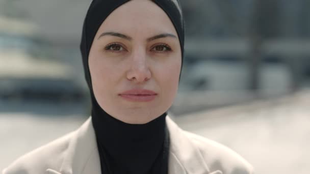 Femme entrepreneure confiante dans le hijab debout à l'extérieur — Video