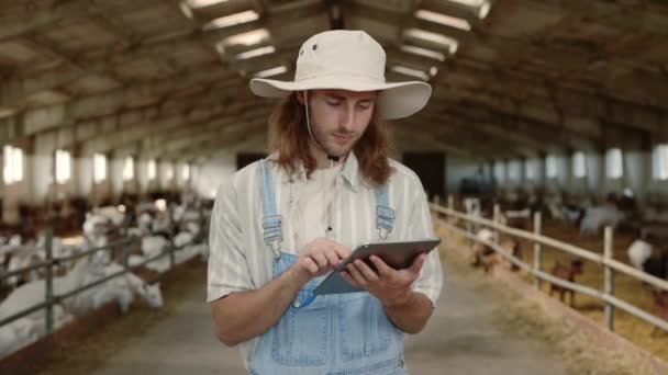 Cattleman caucasien utilisant une tablette numérique sur la ferme de chèvre — Video