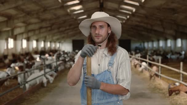 Exploitant agricole caucasien positif exploitant une pelle au ranch avec des chèvres — Video