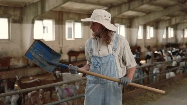 Homme caucasien en vêtements de travail tenant la pelle à la ferme — Video