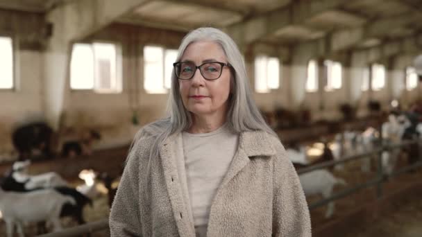 Agréable femme aux cheveux gris debout à la ferme — Video