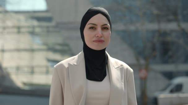 Perempuan muslim berhijab dan pakaian formal berdiri di luar — Stok Video