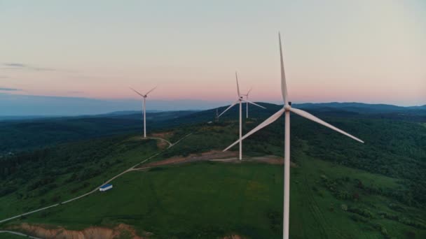 Vista aérea de aerogeneradores trabajando en campo verde — Vídeo de stock