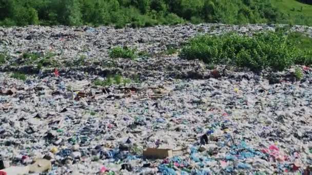 Вид з повітря на звалище з великою кількістю побутового сміття — стокове відео