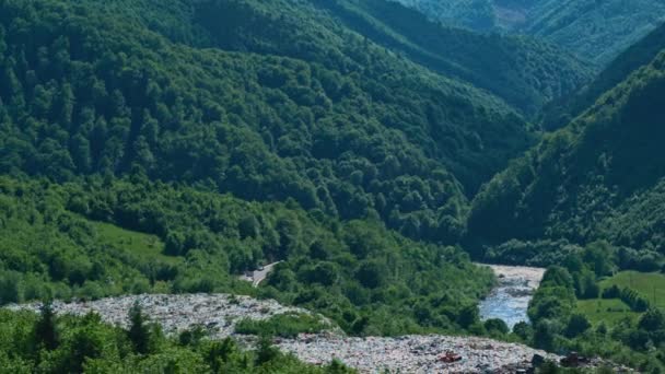 Uitzicht vanaf drone van vuilnisbelt tussen groen bos — Stockvideo