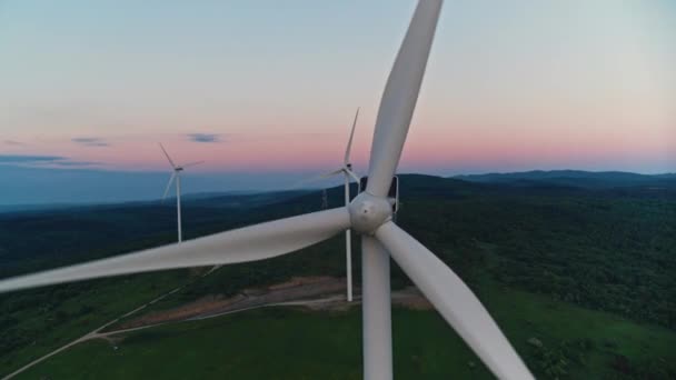 Vista aérea del enorme parque eólico en el campo verde — Vídeo de stock