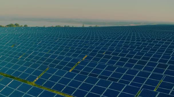 Enorme granja fotovoltaica para producir energía alternativa — Vídeos de Stock