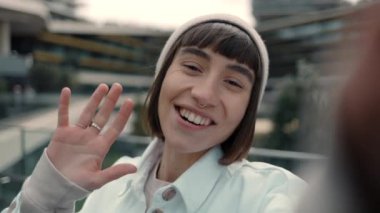 Alışveriş videosu çekmek için akıllı telefon kullanan kadın