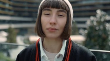 Alışveriş merkezinde poz veren burun delici bir kadın.