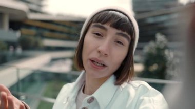 Blog yazarı alışveriş merkezi yakınlarındaki cep telefonundan canlı yayın yapıyor