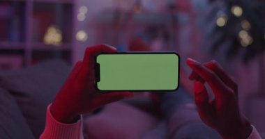 Yeşil mobil ekranda kaydırma hareketi yapan adam