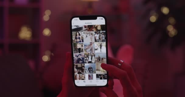 2021年2月5日，乌克兰利沃夫：Instagram使用hashtag名人的女性特写镜头 — 图库视频影像