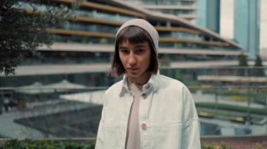 Pozitif esmer alışveriş merkezinde eğleniyor.