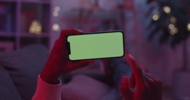 Yeşil ekran ile yatay pozisyonda tutan adam