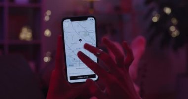 Lviv, Ukrayna - 05 Şubat 2021: Taksi almak için Uber uygulamasını kullanan kadın