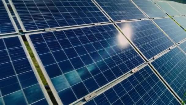 Yeşil enerji üretmek için güneş panelleri alanının havadan görünümü — Stok video