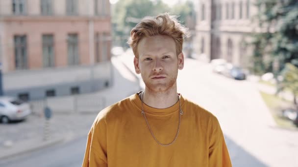 Porträtt av stilig röd hår kille står på stadens gata — Stockvideo
