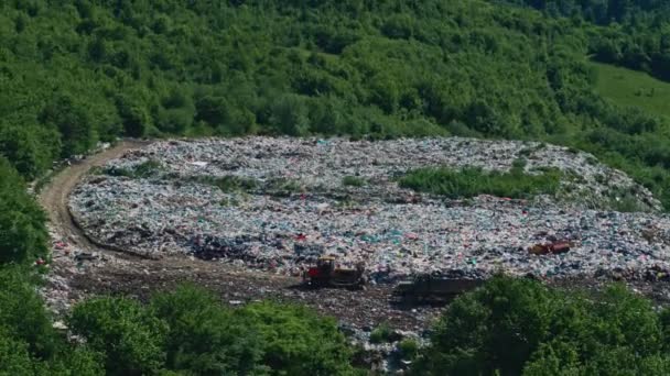 Vista aérea dos resíduos domésticos fez enorme aterro — Vídeo de Stock