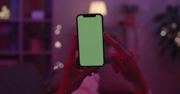 Женщина делает раздвижной жест на хроматическом экране мобильного телефона — стоковое видео