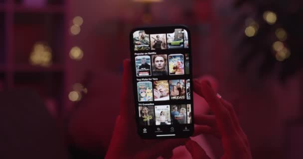 Lviv, Ukraina - februari 05, 2021: Närbild av kvinnlig sökning efter film i Apple TV app — Stockvideo