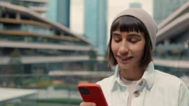 Çevrimiçi alışveriş için akıllı telefon kullanan bir kadın.